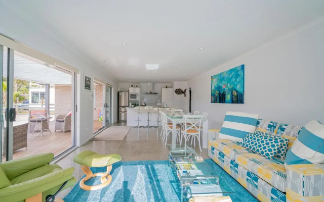 Rose's Beach Pad - Matarangi Holiday Home