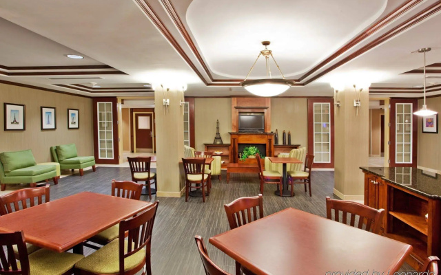 Holiday Inn Express & Suites Macon - I-475 By IHG