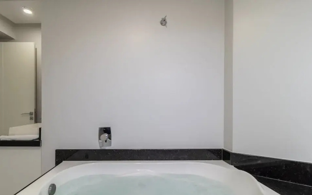 Apartment with bathtub near the beach YVD1301