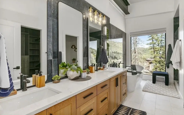 9005A - Luxury Four Bedroom 4 Home