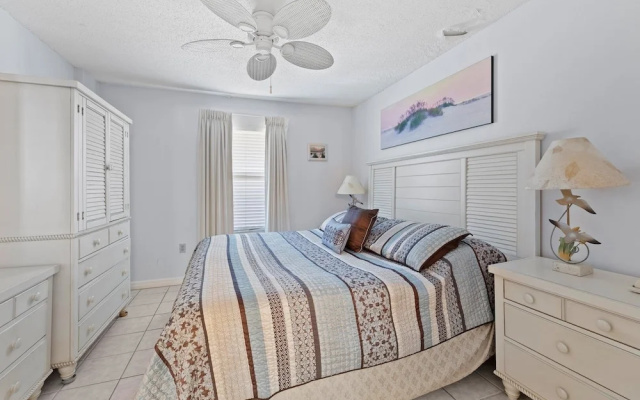 Pelican Beach 1707 1 Bedroom Condo by Pelican Beach Management