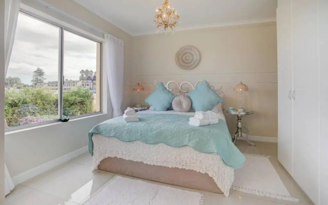 L`Azur : Elegant Apartment with Sea View