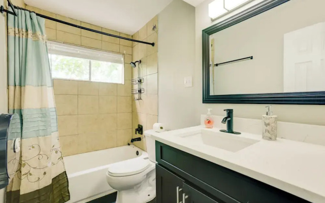 4 Mi to Iah: Suburban Houston Townhome