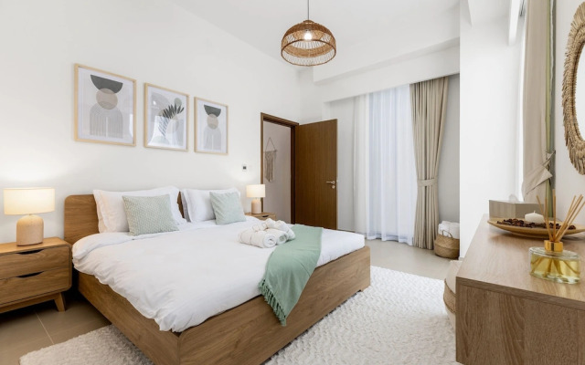 Waves - High-Rise Elegance: 2BR Apt with Marina Views