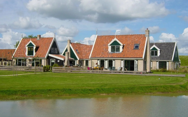 Comfy Chalet With Micro-wave, Near the Wadden Sea