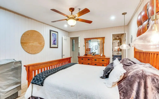Walk to Slopes: Snowshoe Condo w/ Sunroom