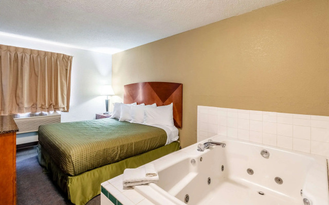 Econo Lodge Inn & Suites Auburn