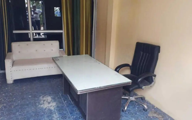 Spot On Hotel Golden Gajraula