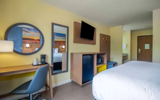 Days Inn by Wyndham Evansdale Waterloo