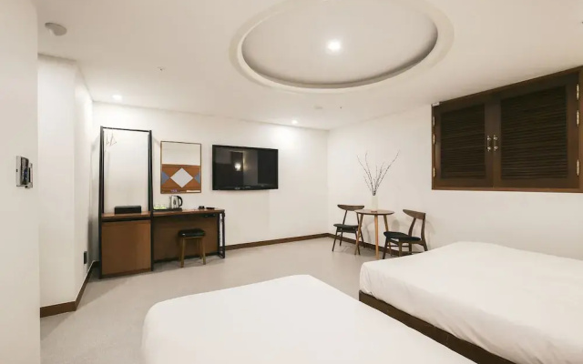 Themepark Tourist Hotel