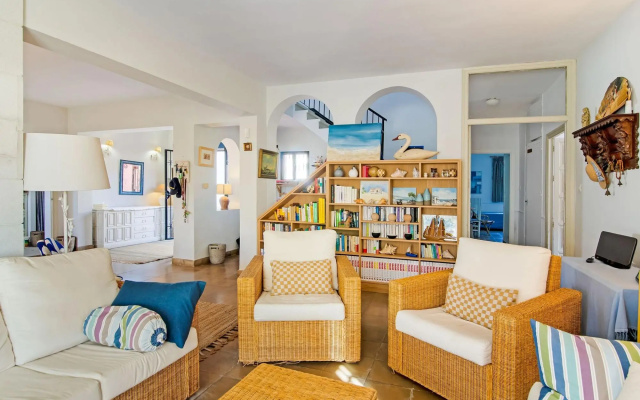 Superb beachfront villa with guest house 50m opposite