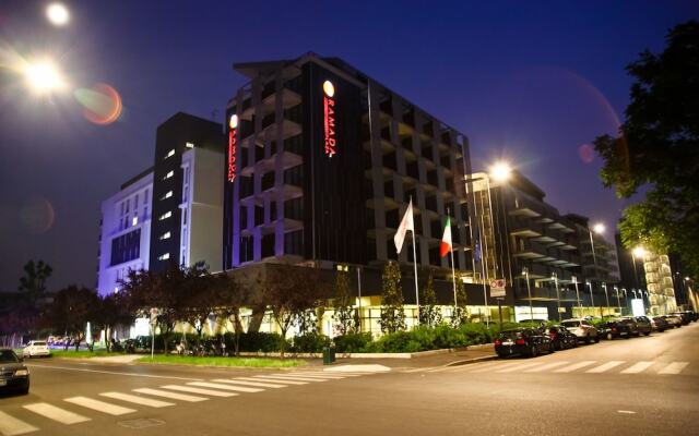 Отель Ramada Plaza Milano вид на фасад