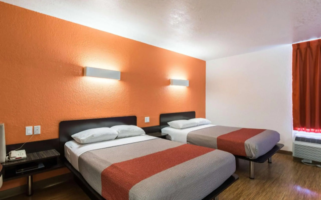Motel 6 Uvalde, TX