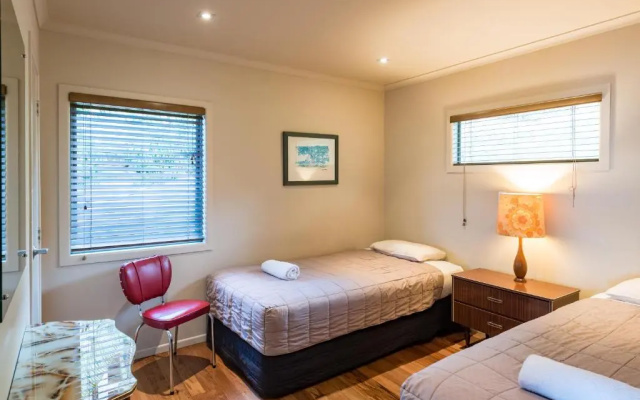 Cable Bay Stays – Golden Sand and Driftwood Beachfront Accommodation