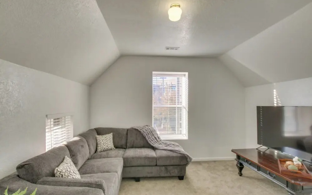 1 Block to Town! Convenient Logan Apartment