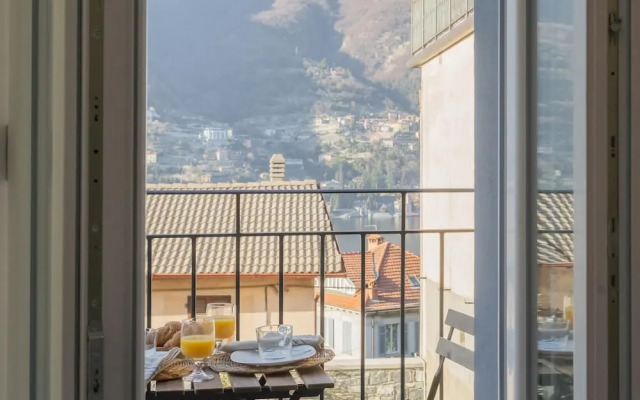 Pozzo Vertical Apartment With Garden and Parking