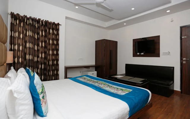 OYO 10433 Hotel Meenakshi