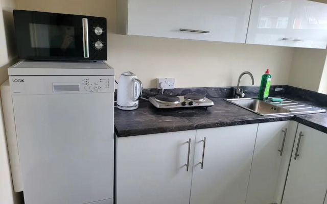 Apartment - Sleeps 2 - Parking - Near Station