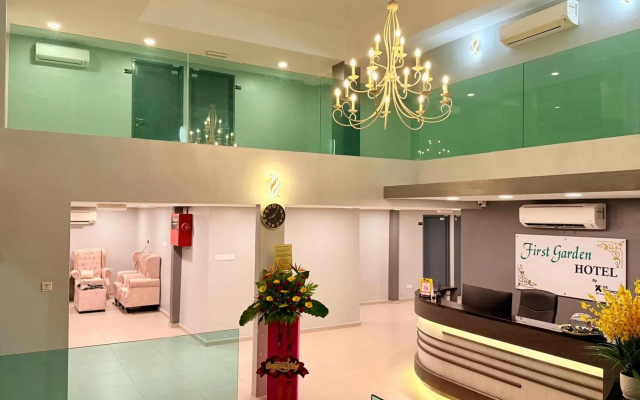 OYO 44043 First Garden Hotel