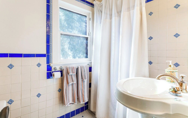 Near Restaurants + Light Rail: Phoenix Getaway!