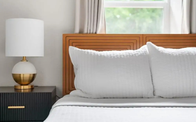 Cozy Modern Getaway Near Downtown