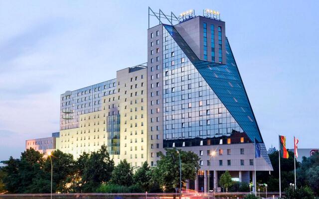 Estrel Hotel Berlin вид на фасад