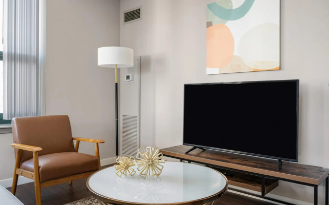 Chicago | Unique 1BD/1BA River North Apartment