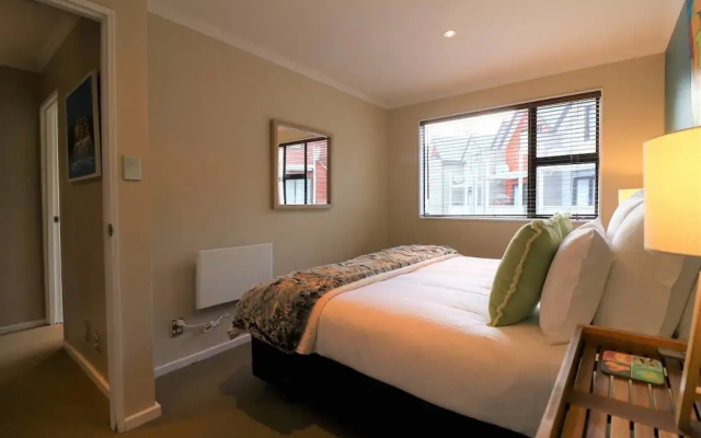 Spacious Central City Apartment with Parking