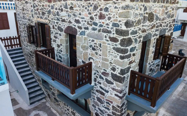 Plousiadi΄s Stone House