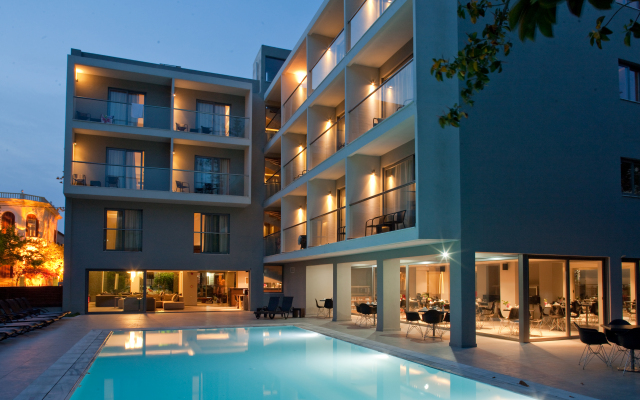 Hotel Angela Suites & Lobby вид на фасад