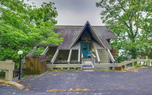 Resort Pools, Lake Views! Multi-level Ozarks Home