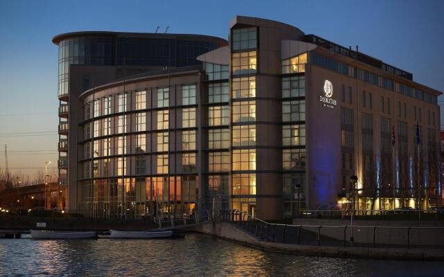 Отель DoubleTree By Hilton London Excel вид на фасад