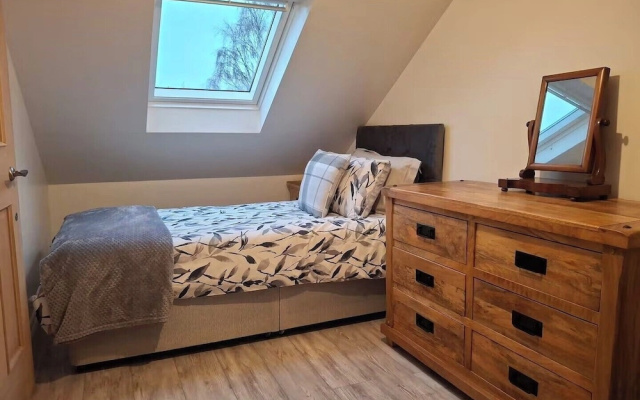 House Sleeps 12 With Parking and Garden