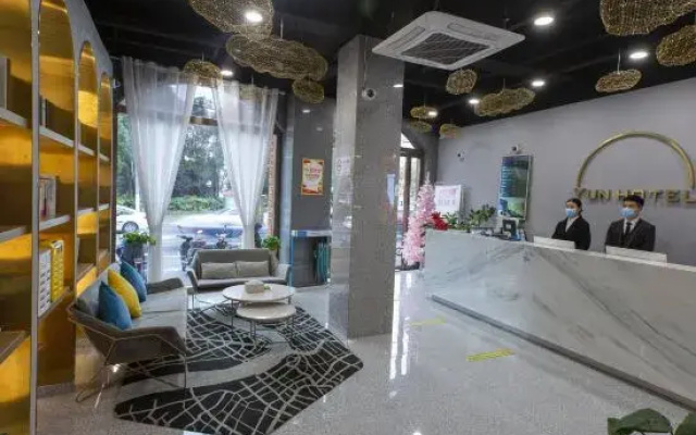 Cloud Smart Hotel (Shanghai Xingzhi Road Subway Station Store)
