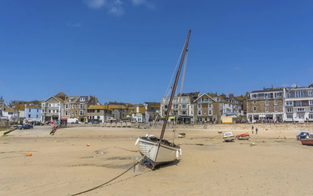 Spacious Apartment in Saint Ives near Beach