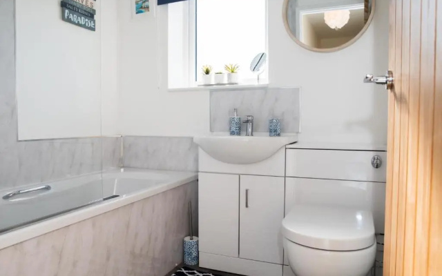 Lovely 2-Bedroom Seaside Retreat with Free Parking