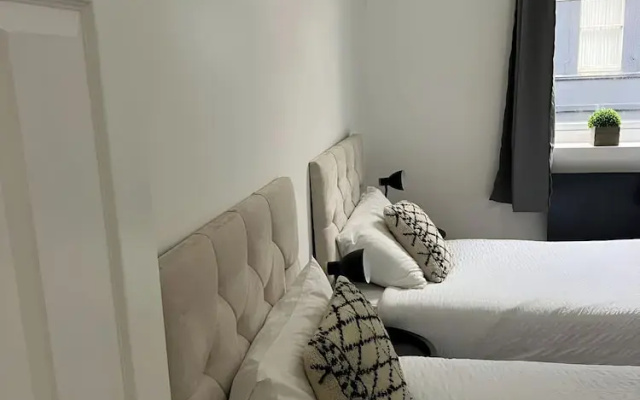 Pet Friendly - Parking - 3 Bedrooms - 6 Guests
