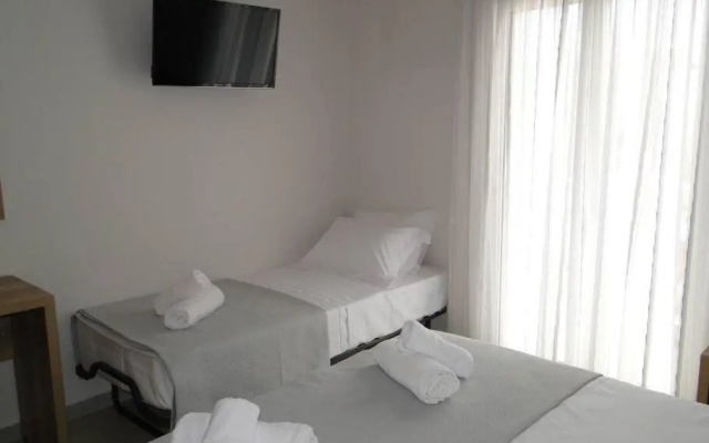 Chrysanthe's Apartments No4