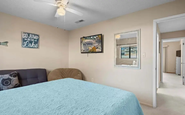 Easy Breezy Lakefront for 6