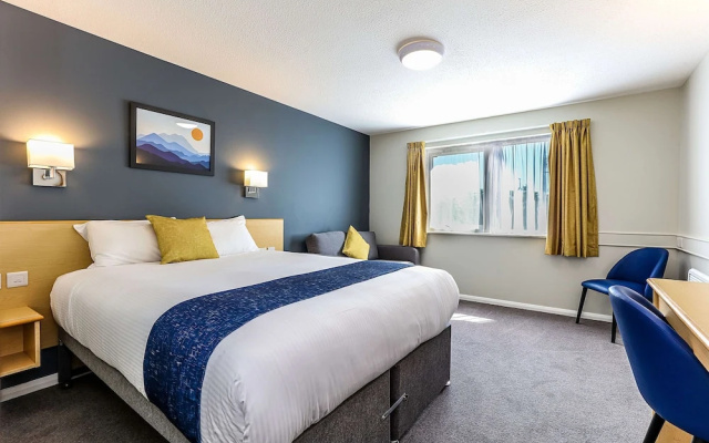 Days Inn Fleet M3