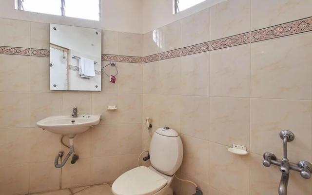 Hotel O Padmini Near Lakdikapool Metro Station
