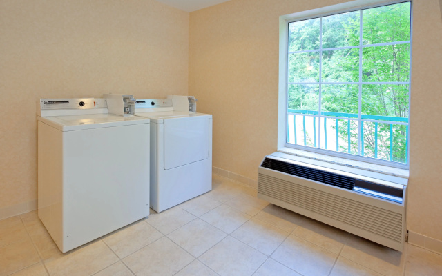 Holiday Inn Express And Suites Mount Arlingto