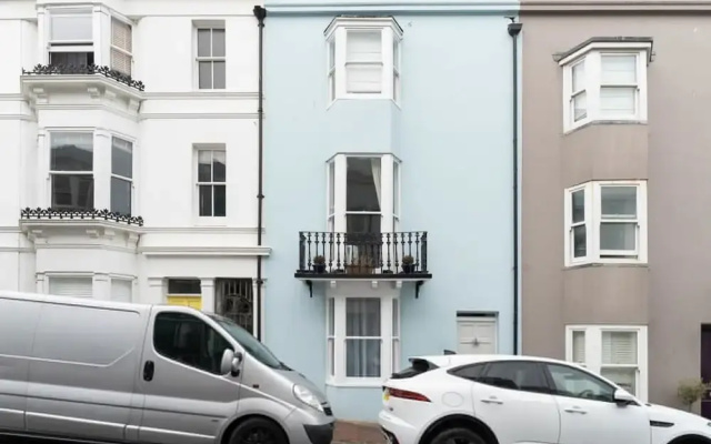 Host Stay Temple Street Townhouse