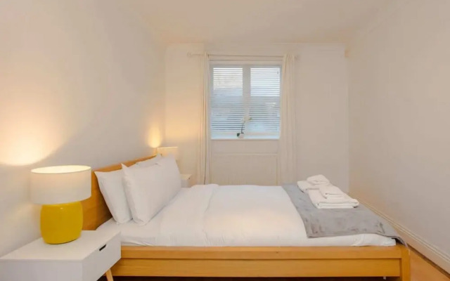 Contemporary 1 Bedroom Flat in Camberwell Oval
