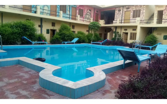 Lake View Stay with In-house Swimming pool