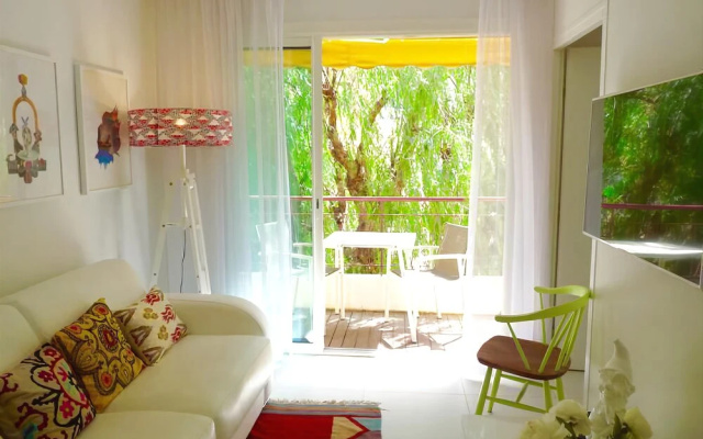 Apartment 85