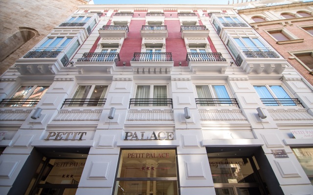 Отель Petit Palace Plaza de la Reina вид на фасад