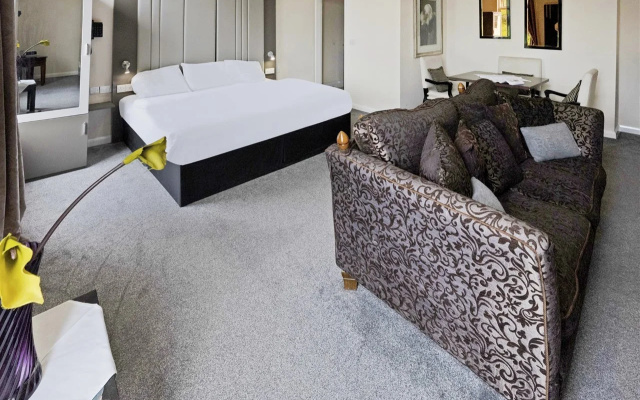OYO The Baltimore Hotel