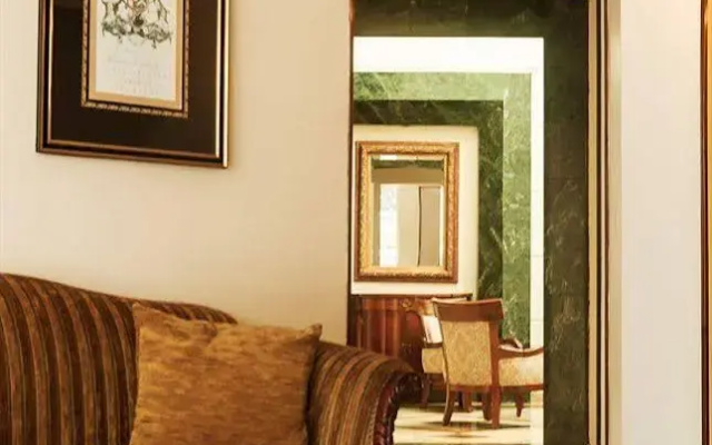La Colina Suites Hotel