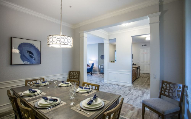Altavista Lakeview 3 Bedroom Condo by RedAwning